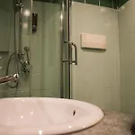 & Linda Hotel