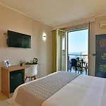 Hotel & Linda