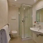 & Linda Hotel