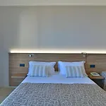 Hotel & Linda