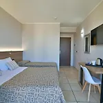 & Linda Hotel