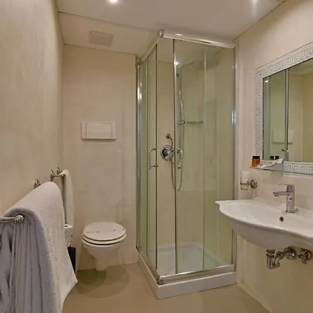 & Linda Hotel