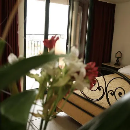 & Linda Hotel