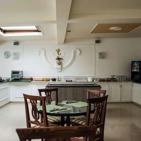 & Linda Hotel 3*
