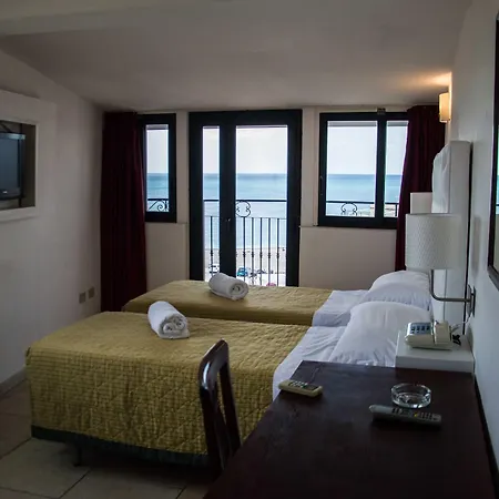 Hotel & Linda