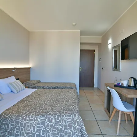 & Linda Hotel