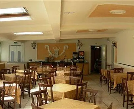 & Linda Hotel